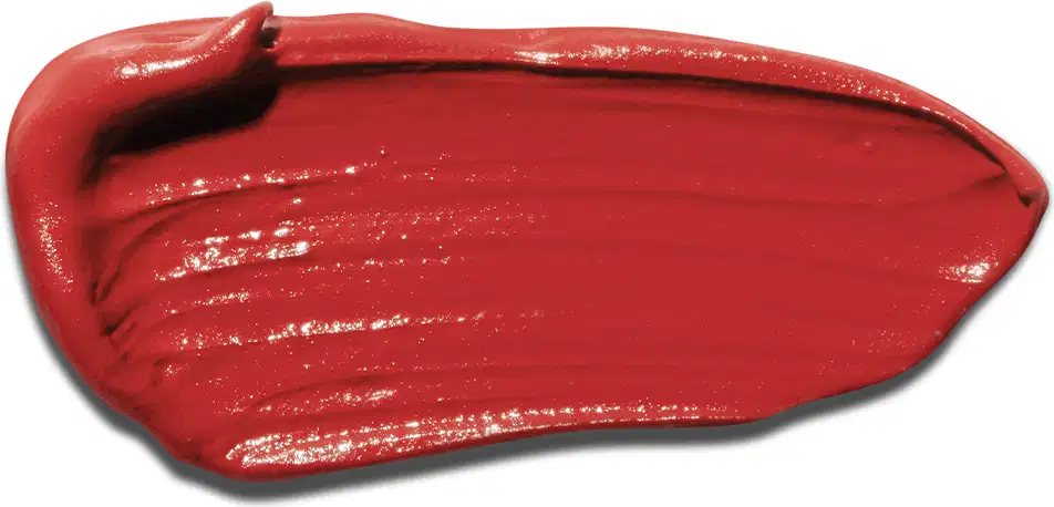 A textura do batom apresenta uma aparência brilhante e cremosa, com uma consistência suave e uniforme. A cor predominante é um rosado terroso intenso e vibrante.