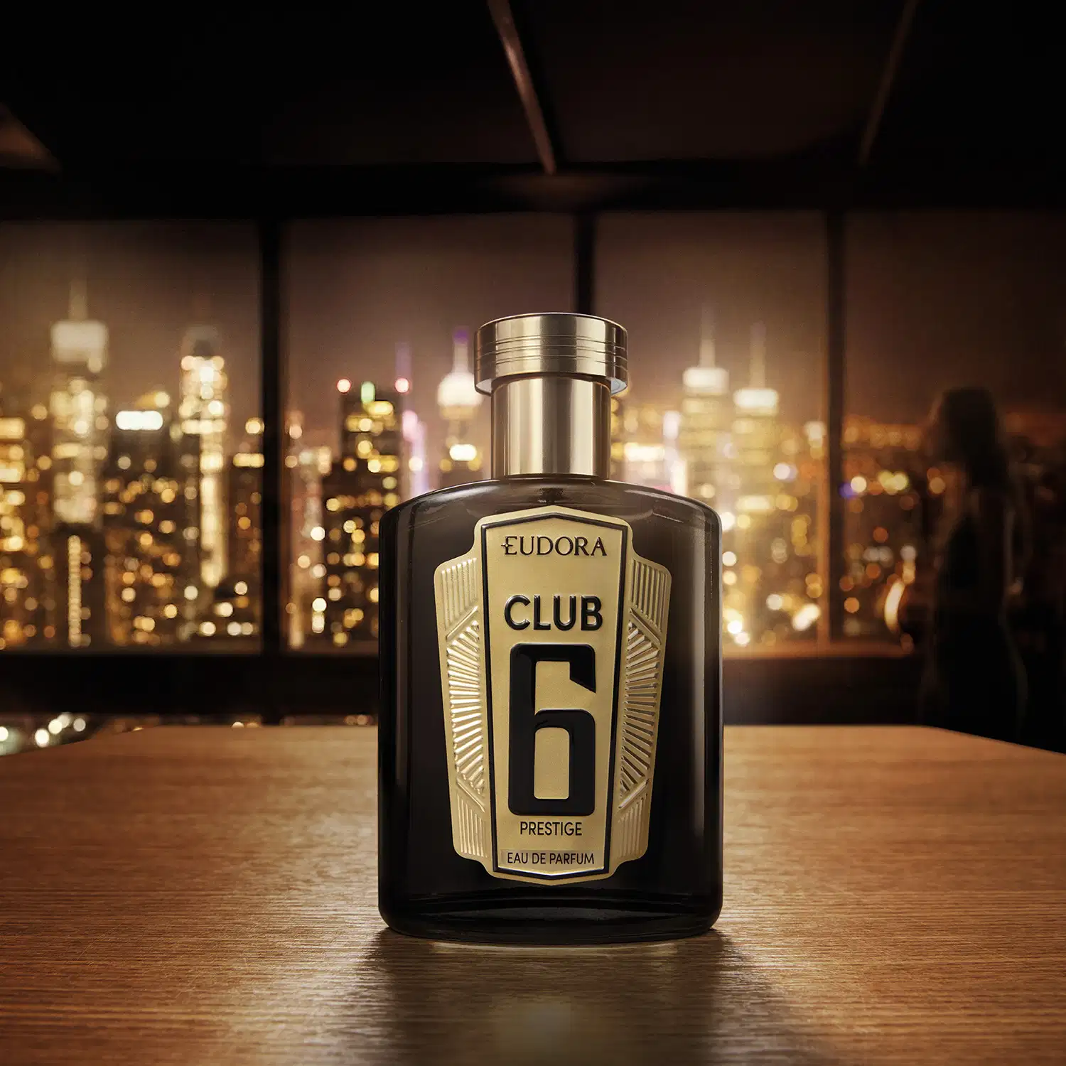 Frasco de perfume Eudora Club 6 Prestige, com design elegante em tons escuros e dourados, destacando o nome da marca e o número 6 no rótulo. O produto é apresentado em um ambiente urbano com luzes de fundo.