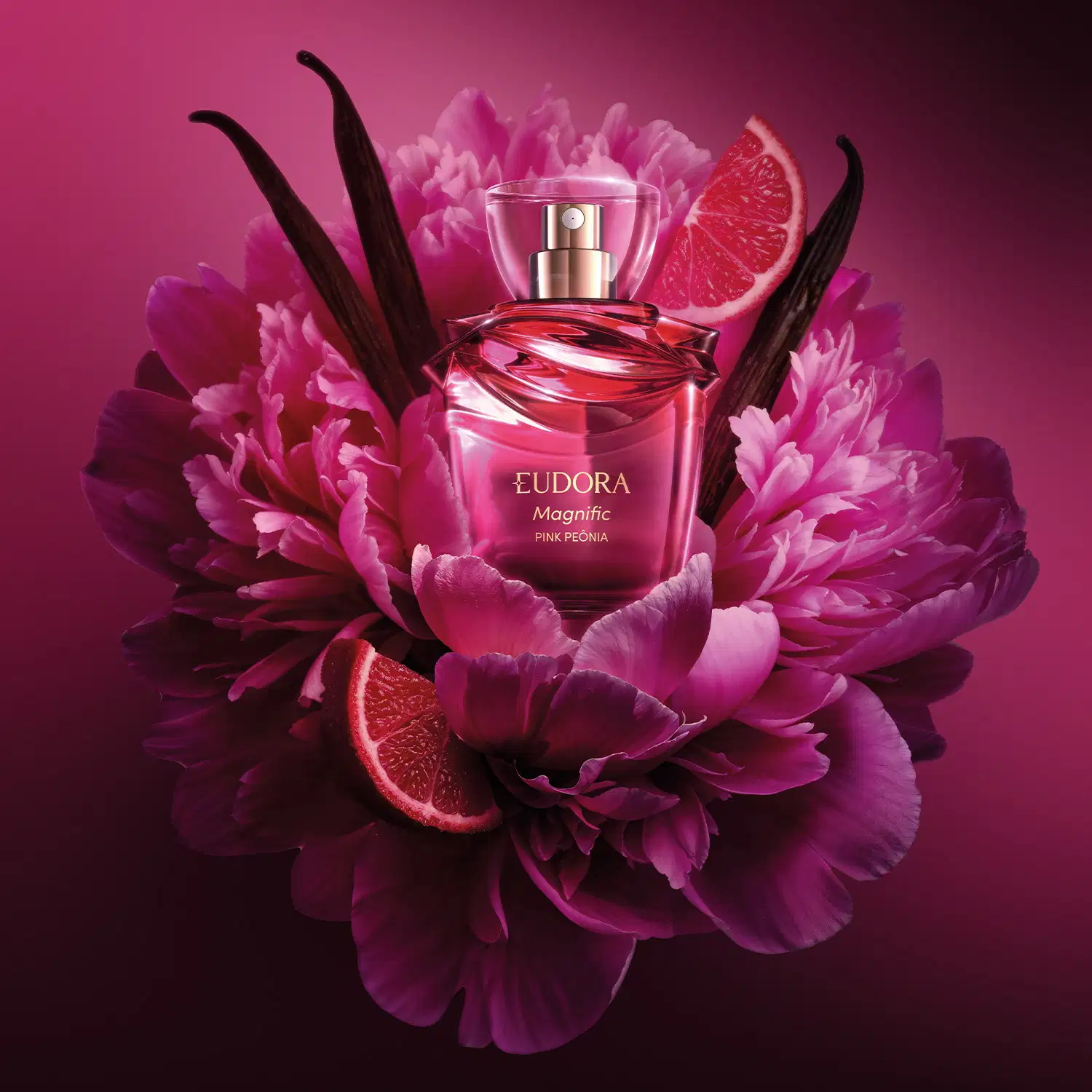 Ambiente de luxo e elegância, com flores rosas e vermelhas em destaque, emoldurando o frasco do desodorante colônia Eudora Magnific Pink Peônia, em tons de rosa e vermelho, sugerindo um produto sofisticado e refinado.