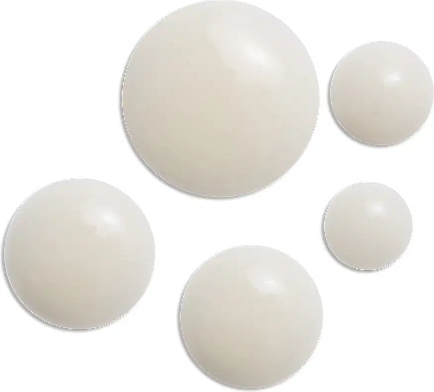 Esferas brancas e opacas com superfície lisa e uniforme, sugerindo uma textura macia e delicada, possivelmente de um produto de beleza da marca Siàge.