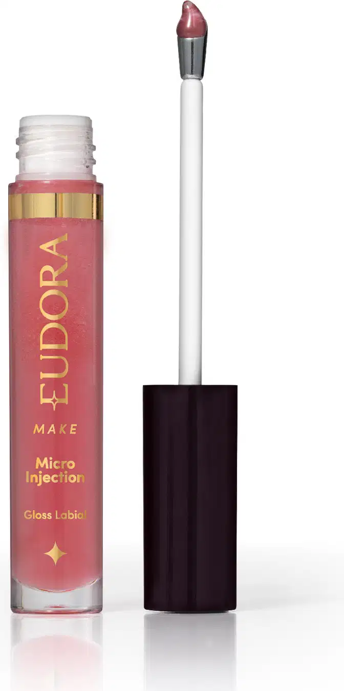 Gloss labial da marca Eudora Make, com aplicador, em tom rosado translúcido, com rótulo dourado contendo o nome "Micro Injection" e "Gloss Labial".