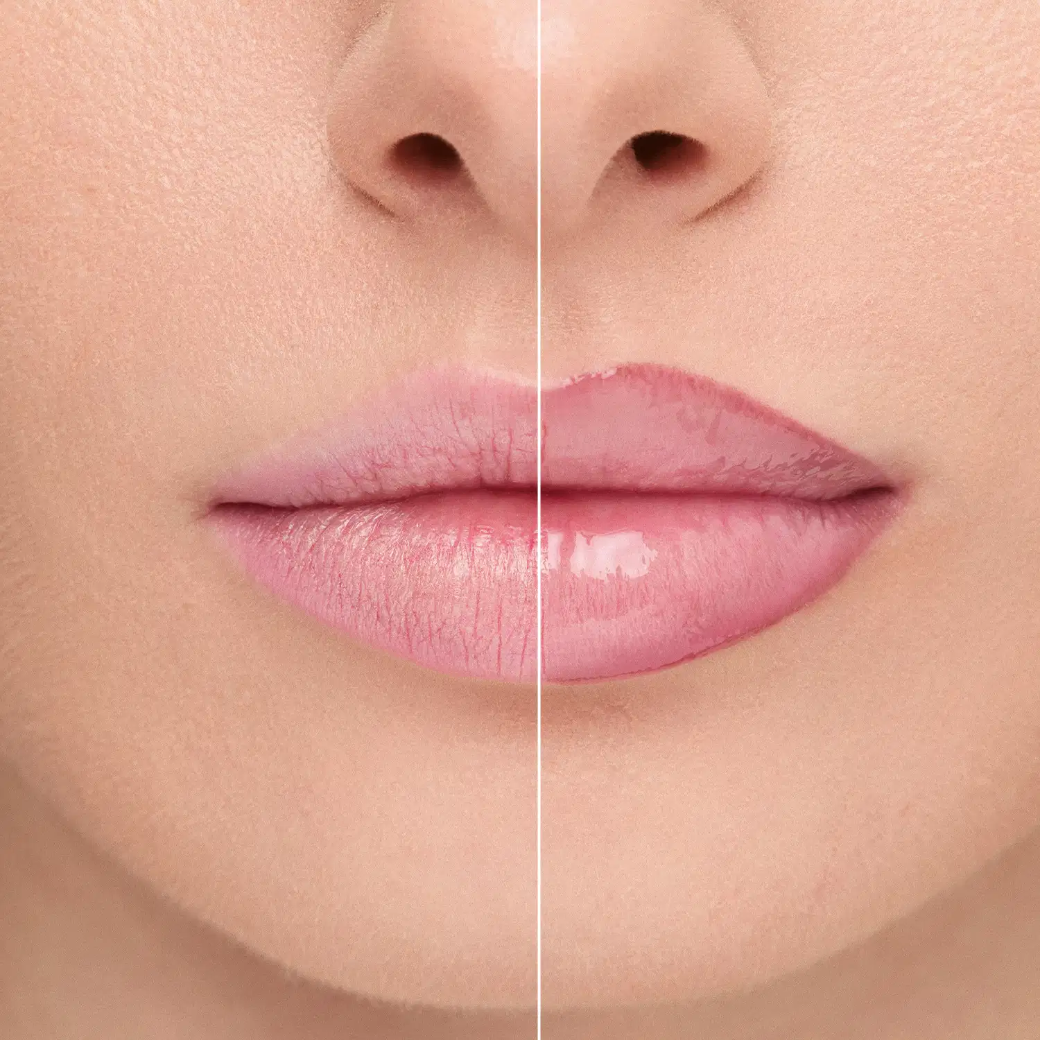 Imagem de close-up de lábios femininos com gloss rosado brilhante, em fundo claro e suave. Mostra um comparativo de sem e com o Gloss.