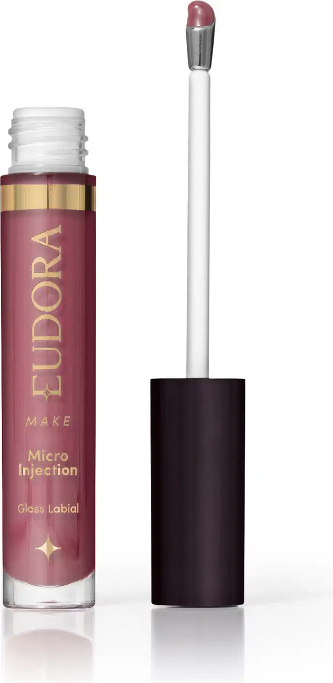 Gloss labial da marca Eudora Make, com aplicador, em tom rosé, com rótulo dourado contendo o nome "Micro Injection" e "Gloss Labial".