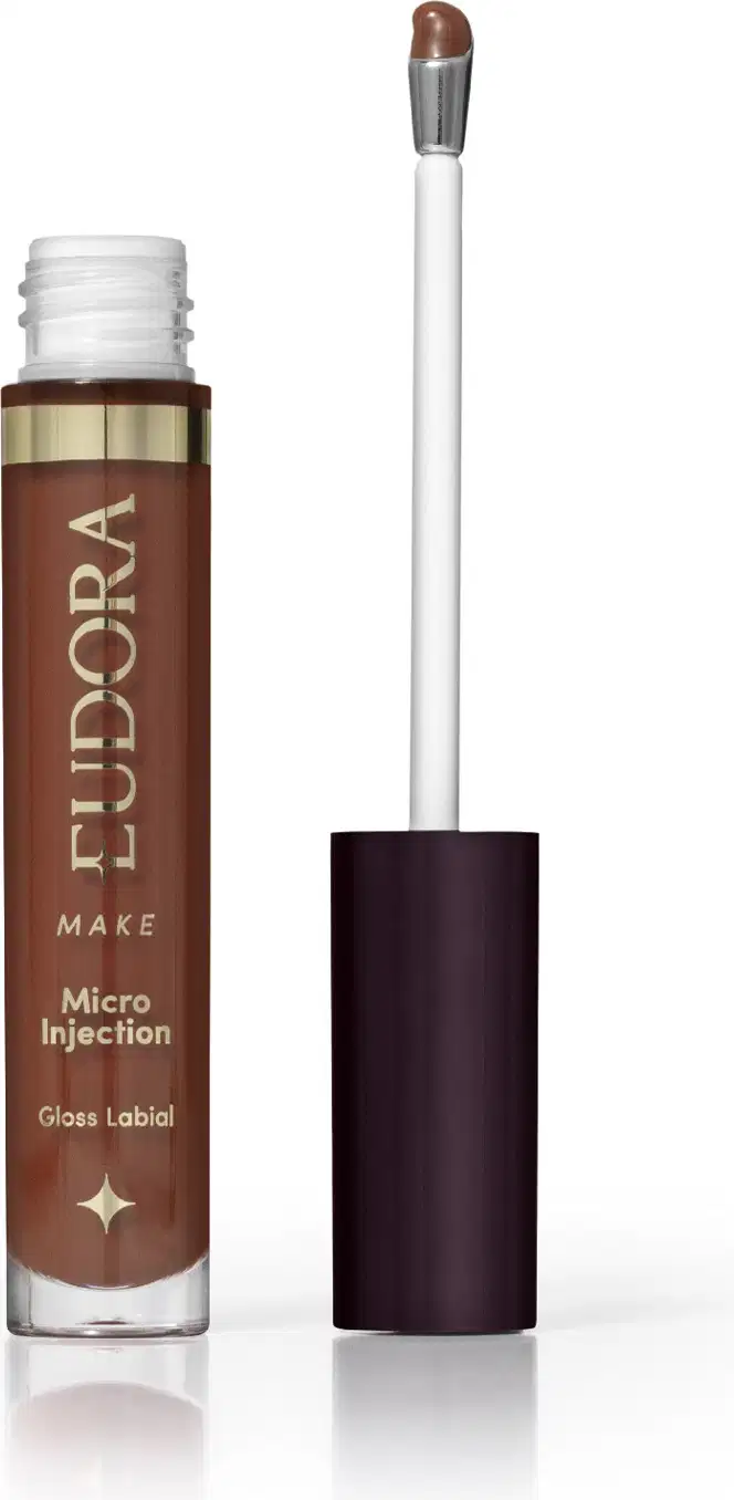 Gloss labial da marca Eudora Make, com aplicador, em tom marrom, com rótulo dourado contendo o nome "Micro Injection" e "Gloss Labial".
