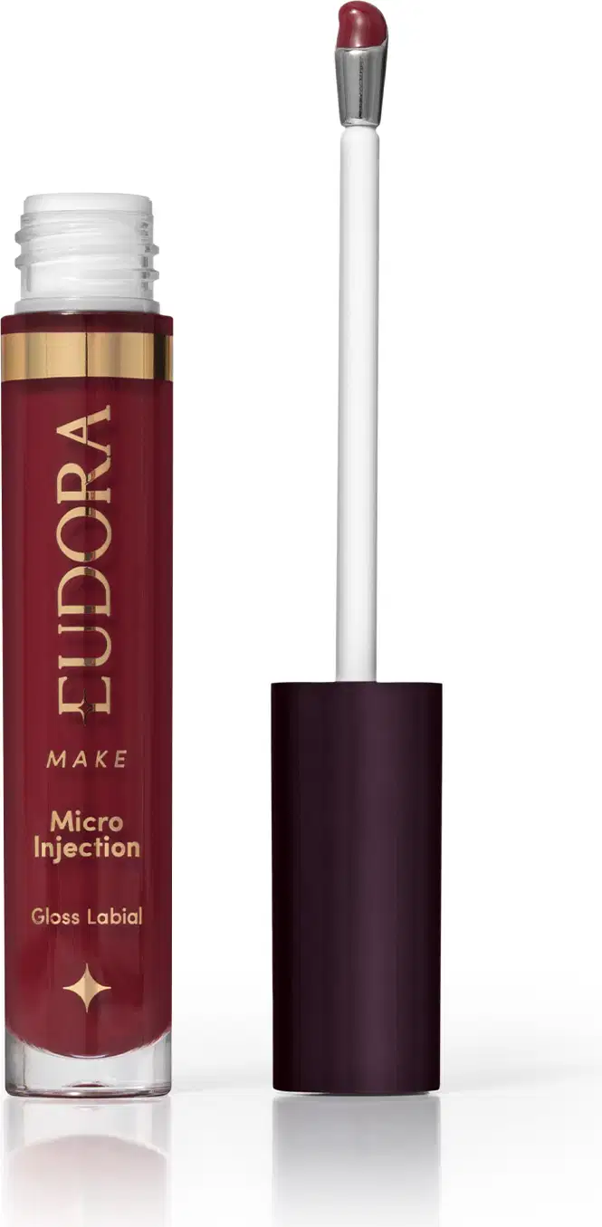 Produto de beleza Eudora Make: Micro Injection, um gloss labial em embalagem de frasco plástico vermelho com detalhes dourados, contendo um aplicador de haste branca.