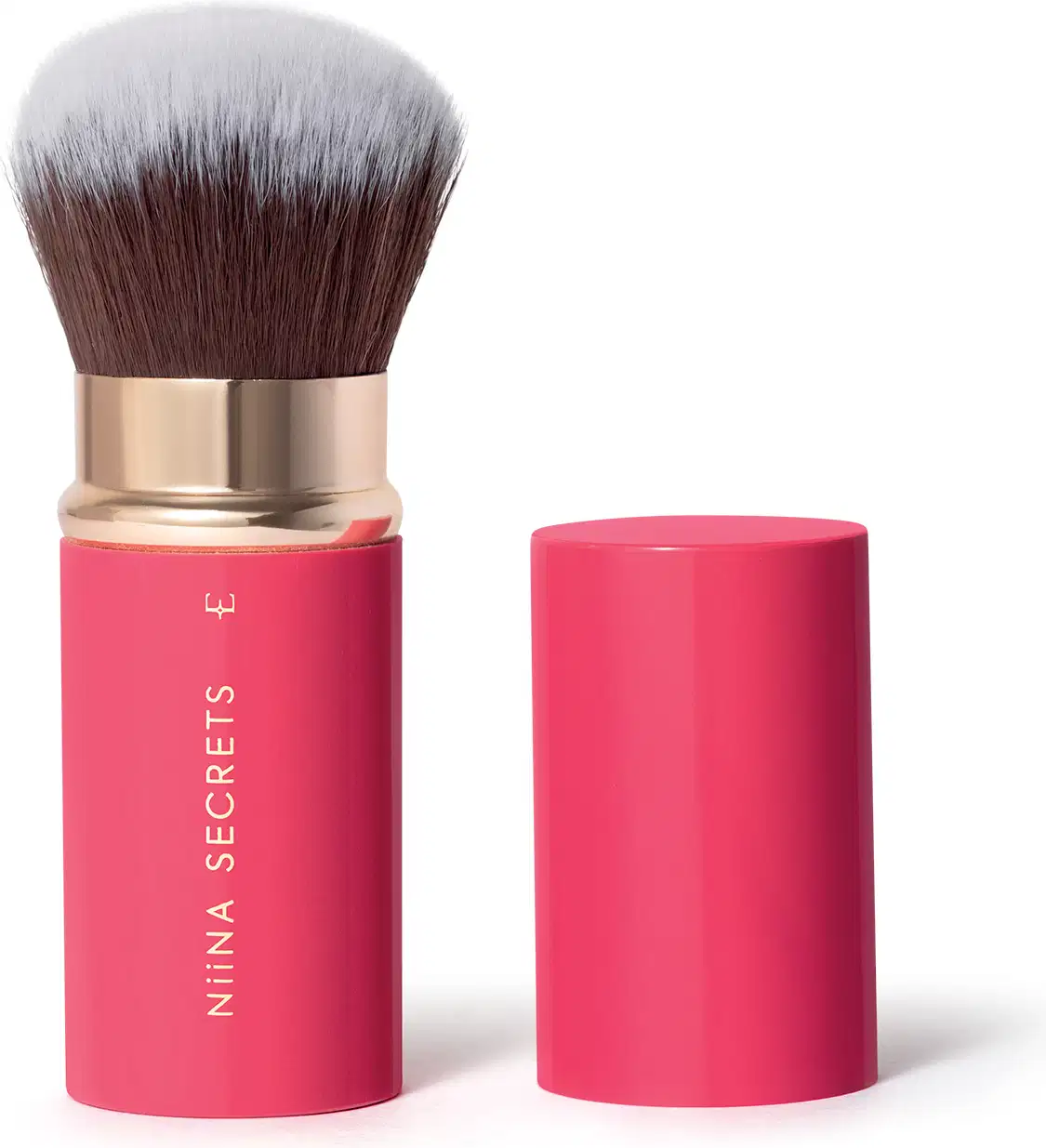 Pincel de maquiagem com cerdas marrons e cabo dourado e rosa. Recipiente cilíndrico rosa com rótulo branco e texto "Nina Secrets". O item está aberto e tem a tampa, também rosa, ao lado.