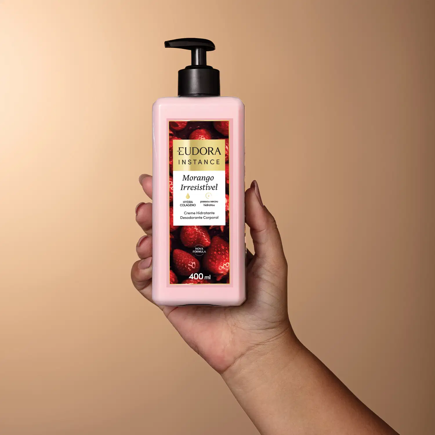 Frasco de creme hidratante corporal da marca Eudora Instance, com rótulo vermelho e rosa destacando o aroma de morango irresistível, com capacidade de 400 ml e bomba de pressão preta.