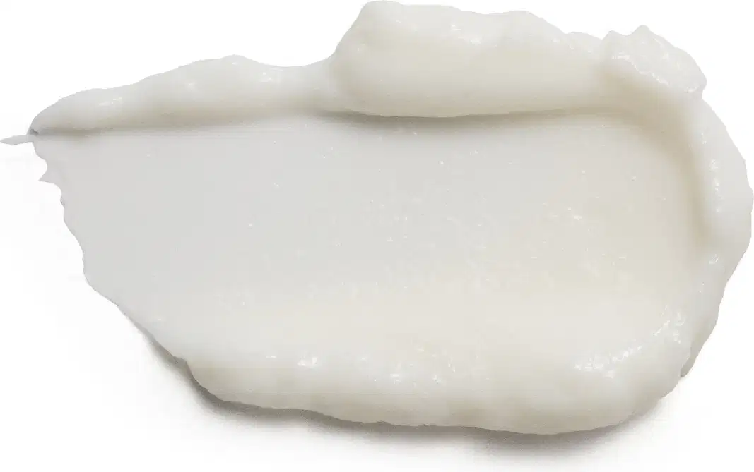 Textura branca, cremosa e brilhante de um item de cabelos, com superfície irregular e aparência úmida.