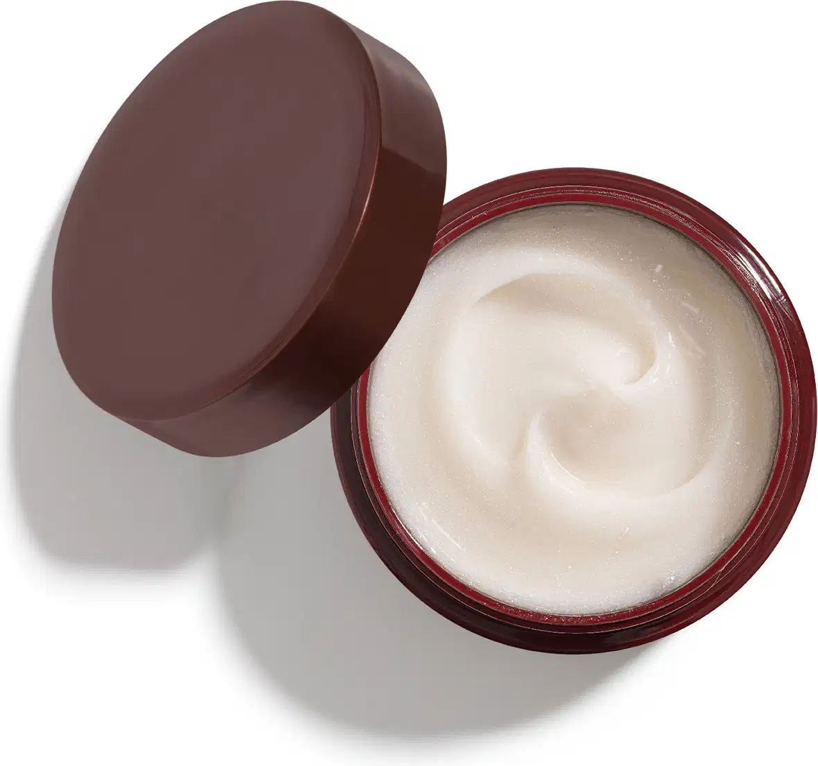Recipiente de plástico vinho escuro contendo creme branco e cremoso, com superfície lisa e brilhante, sugerindo uma textura suave e hidratante.