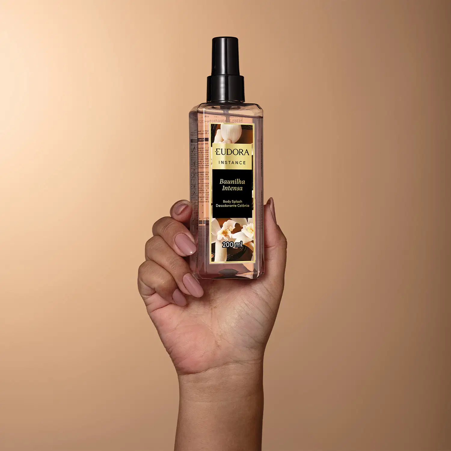 Imagem de um frasco de desodorante colônia body splash da marca Eudora Instance, com design elegante e moderno, em um ambiente de fundo bege, sugerindo um contexto de cuidados pessoais e bem-estar.
