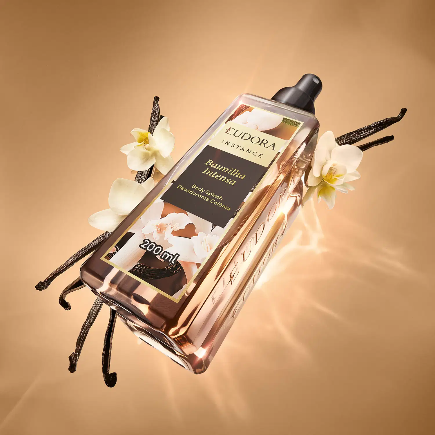 Ambiente de beleza com fragrância floral e notas amadeiradas. Embalagem elegante da marca Eudora Instance, com frasco transparente e ao fundo elementos da baunilha. 
