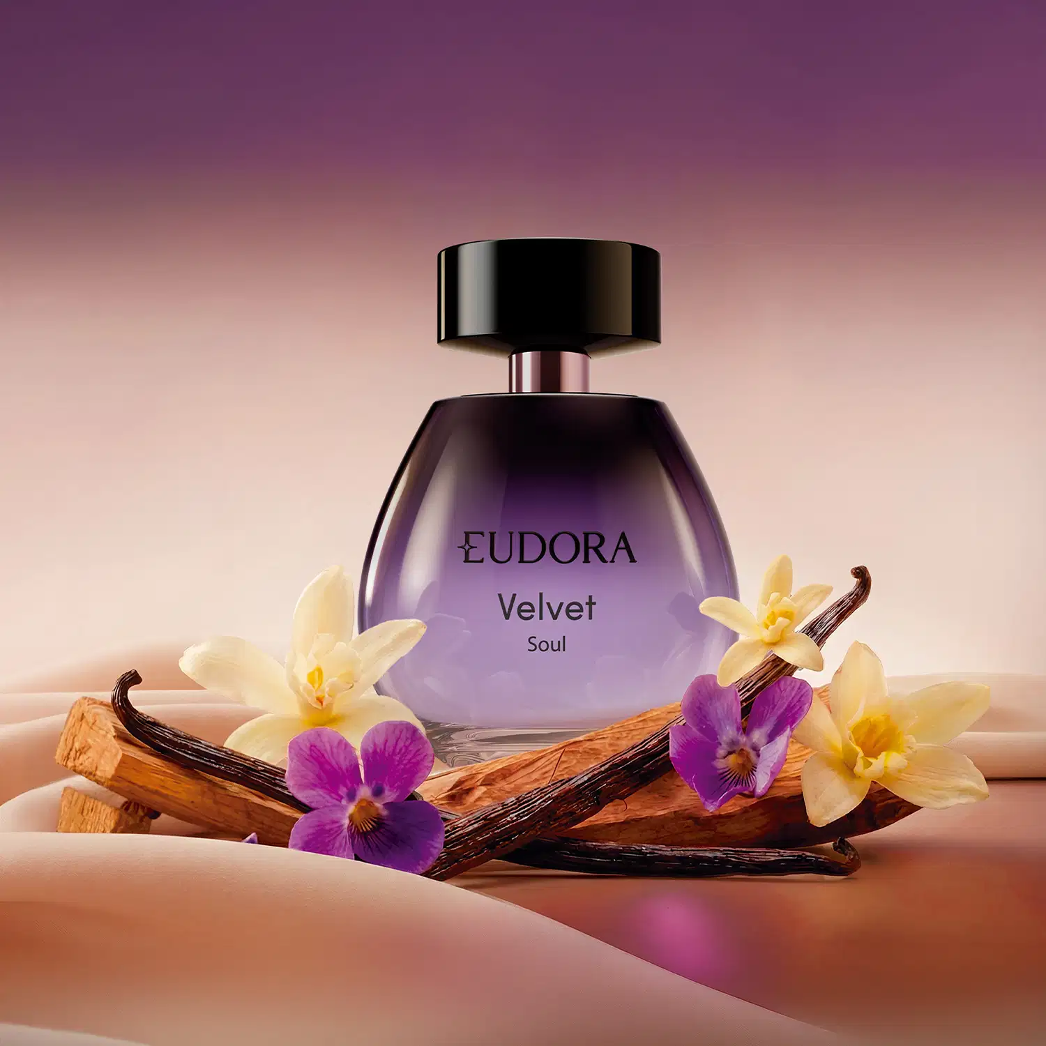Recipiente de perfumaria preto com rótulo "Eudora Velvet Soul" em fundo degradê de tons de roxo e rosado. Ao redor, arranjo de flores de violetas, além de varas e flores de baunilha.