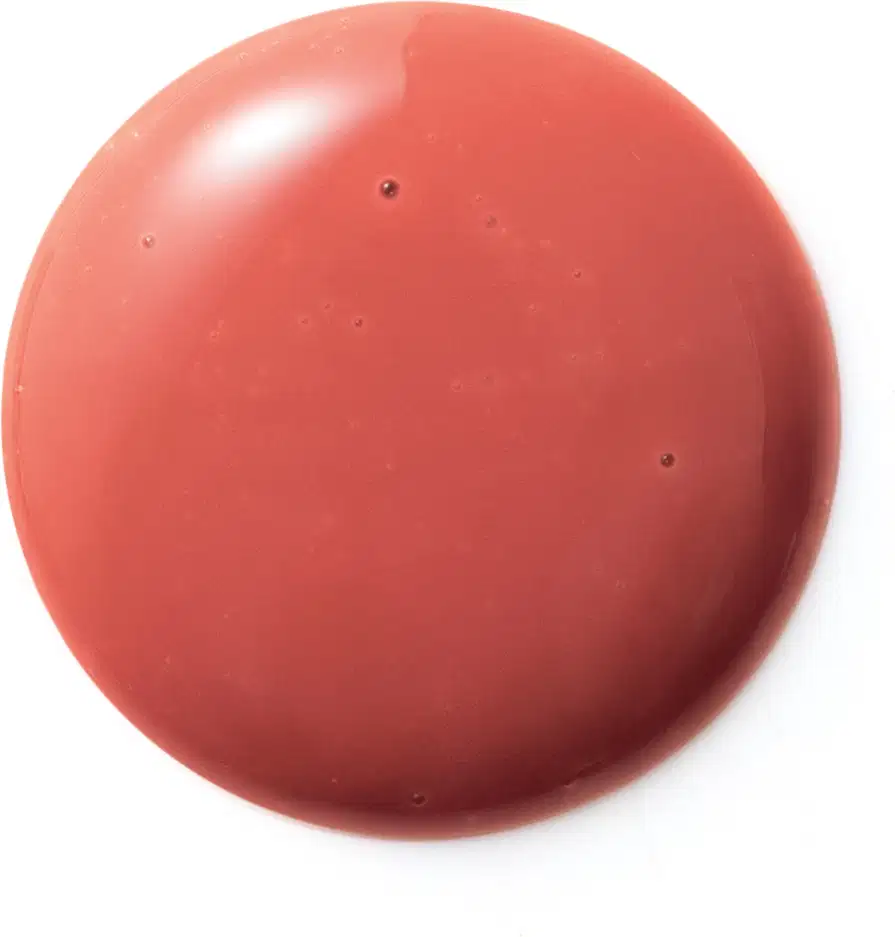 Textura cremosa e brilhante, com tonalidade coral uniforme. Aparência suave e homogênea, sem imperfeições visíveis. Produto de beleza com acabamento aveludado e aspecto saudável.