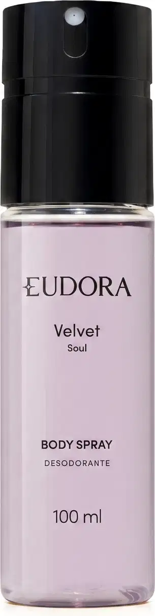 Frasco de item de perfumaria com tom arroxeado. Texto "EUDORA Velvet Soul" visível no rótulo. Embalagem cilíndrica com tampa preta. Escrito: Body Spray Desodorante!. Produto de 100 ml.
