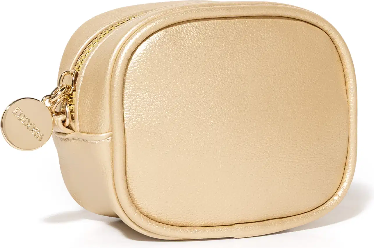 Bolsa dourada com zíper e pingente metálico. Formato retangular com superfície lisa e brilhante. Produto com design elegante e minimalista.