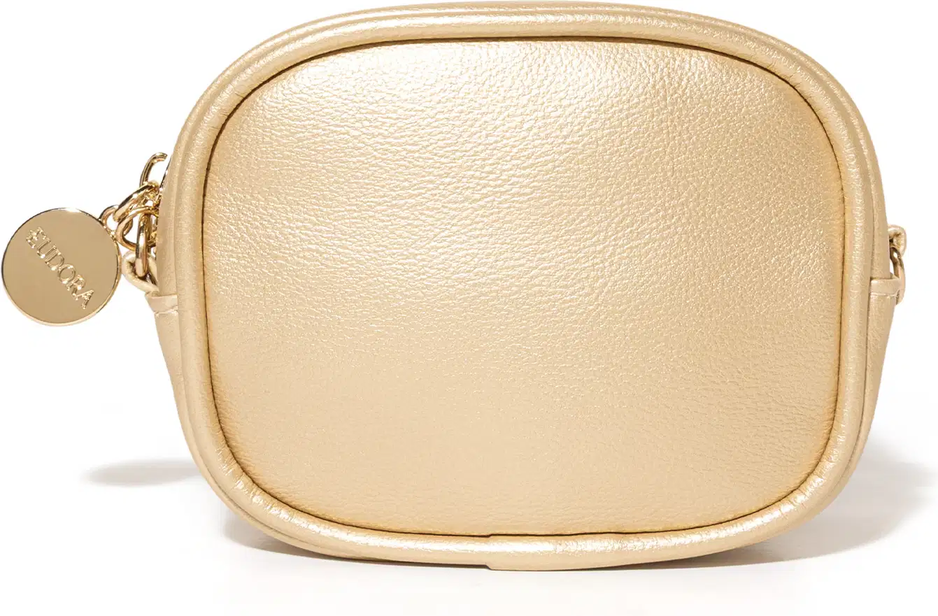 Bolsa dourada retangular com zíper e pingente dourado. É uma bolsa pequena, como uma clutch. Logotipo da marca visível no pingente.