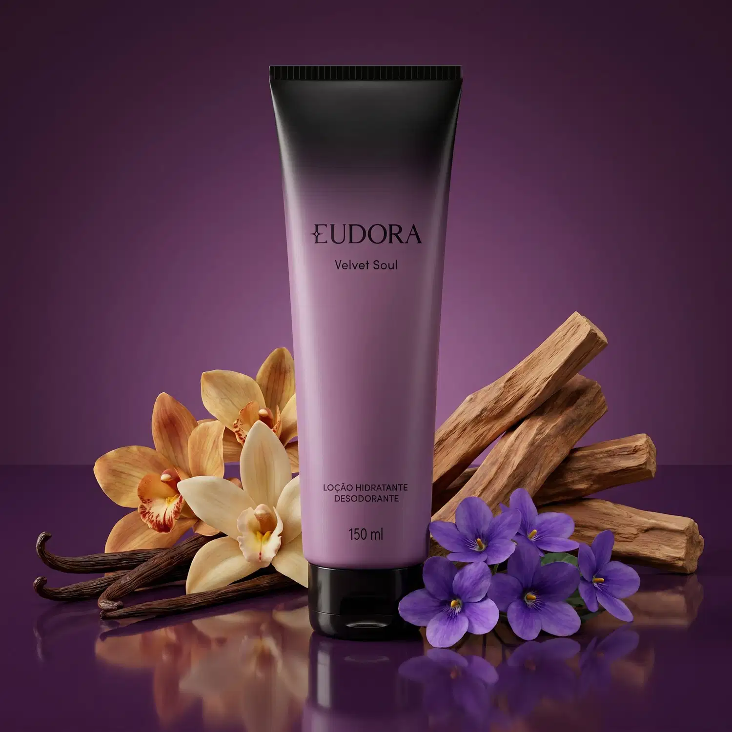 Tubo preto de item de cuidados corporais da marca Eudora, com rótulo "Velvet Soul", posicionado em um cenário com flores de baunilha e violetas, galhos de madeira e fundo roxo escuro, sugerindo um ambiente natural e relaxante.