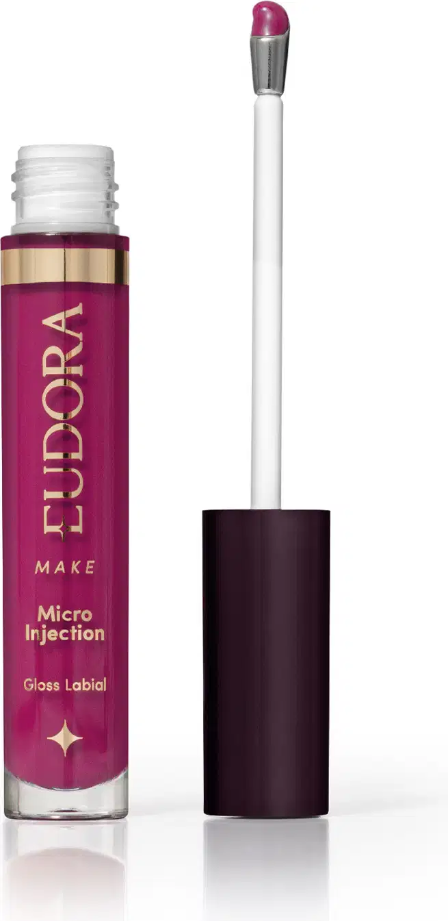 Gloss labial da marca Eudora Make, com aplicador, em tom fúcsia, com rótulo dourado contendo o nome "Micro Injection" e "Gloss Labial".