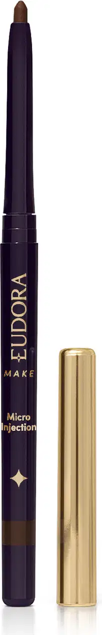 Lapiseira de maquiagem da marca Eudora Make, com embalagem preta e tampa dourada, exibindo a marca e o nome "Micro Injection" no rótulo.
