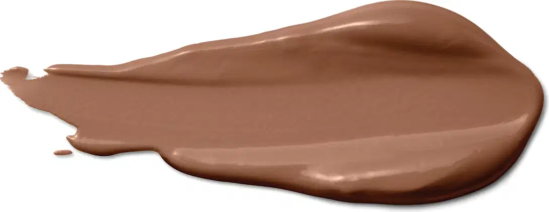 A textura do produto corretivo líquido apresenta uma aparência cremosa e suave, com uma tonalidade marrom clara e uniforme. 