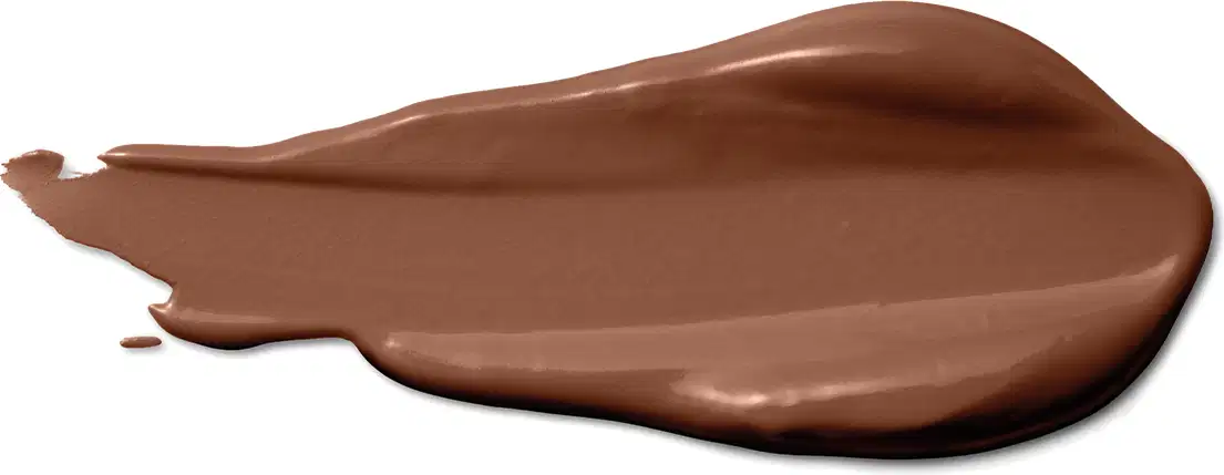 A textura do produto corretivo líquido apresenta uma aparência cremosa e suave, com uma tonalidade marrom escura e uniforme. 