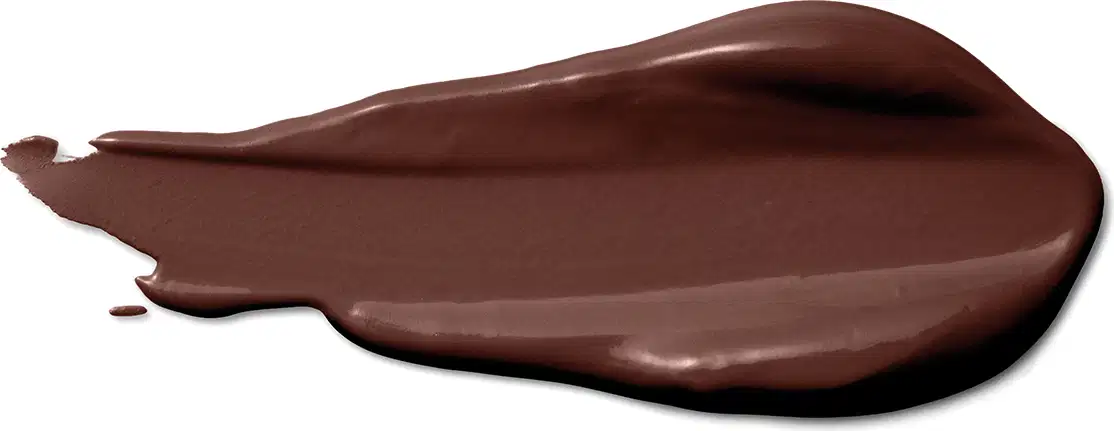 A textura do produto corretivo líquido apresenta uma aparência cremosa e suave, com uma tonalidade marrom escura e uniforme. 