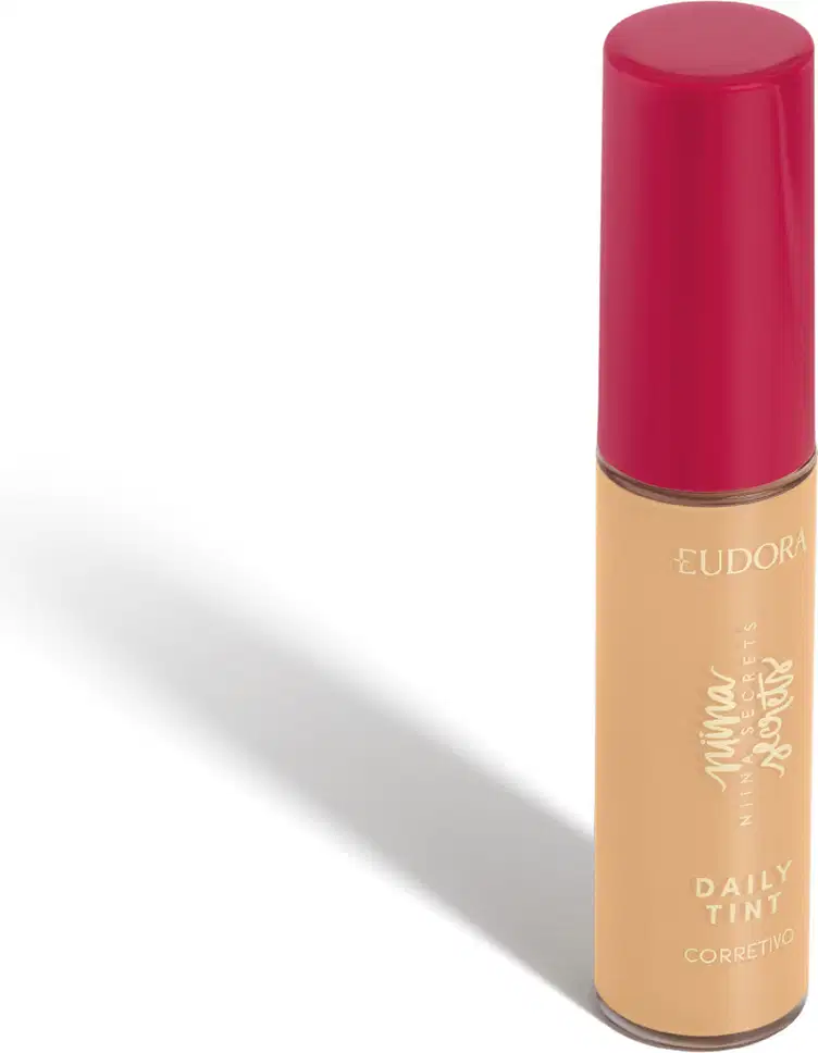 Corretivo líquido Eudora Daily Tint em frasco com bomba. Embalagem bege com tampa rosada. Produto de cobertura e correção com acabamento natural, ideal para uso diário e uniformização da pele.