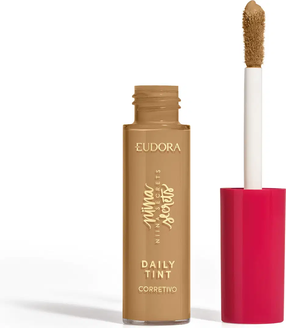 Corretivo líquido Eudora Niina Secrets Daily Tint em frasco dourado com tampa vermelha cilíndrica e aplicador tipo pincel. Produto de cobertura com tonalidade média, ideal para correção diária de imperfeições.