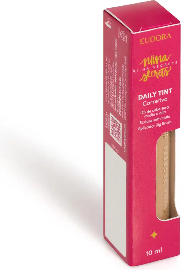 Eudora Niina Secrets Daily Tint Corretivo. Embalagem rosa com aplicador big brush. Frasco com líquido bege. Capacidade 10ml. Produto para cobertura e correção de imperfeições com textura suave.