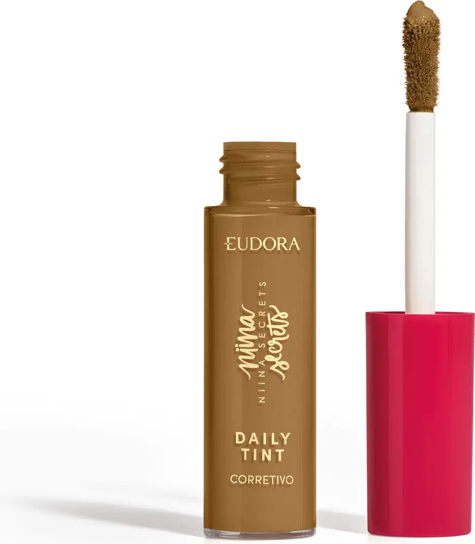 Corretivo líquido Eudora Niina Secrets Daily Tint em frasco dourado com aplicador de fibra sintética e tampa cilíndrica vermelha. Produto de cobertura média para uso diário.