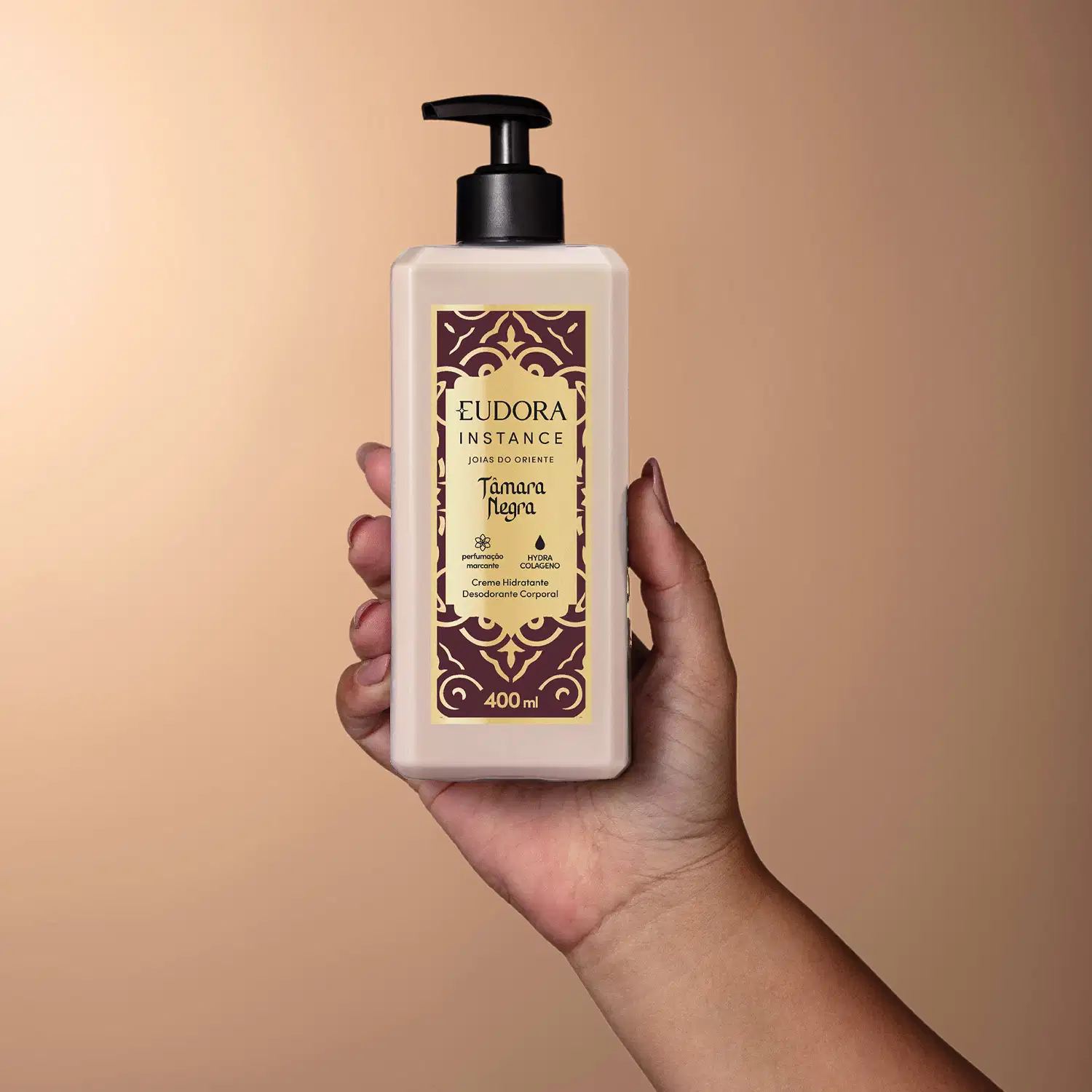 Creme hidratante desodorante corporal Eudora Instance Tâmara Negra, frasco de 400ml com bomba preta, embalagem bege com rótulo decorativo em tons marrom e dourado.