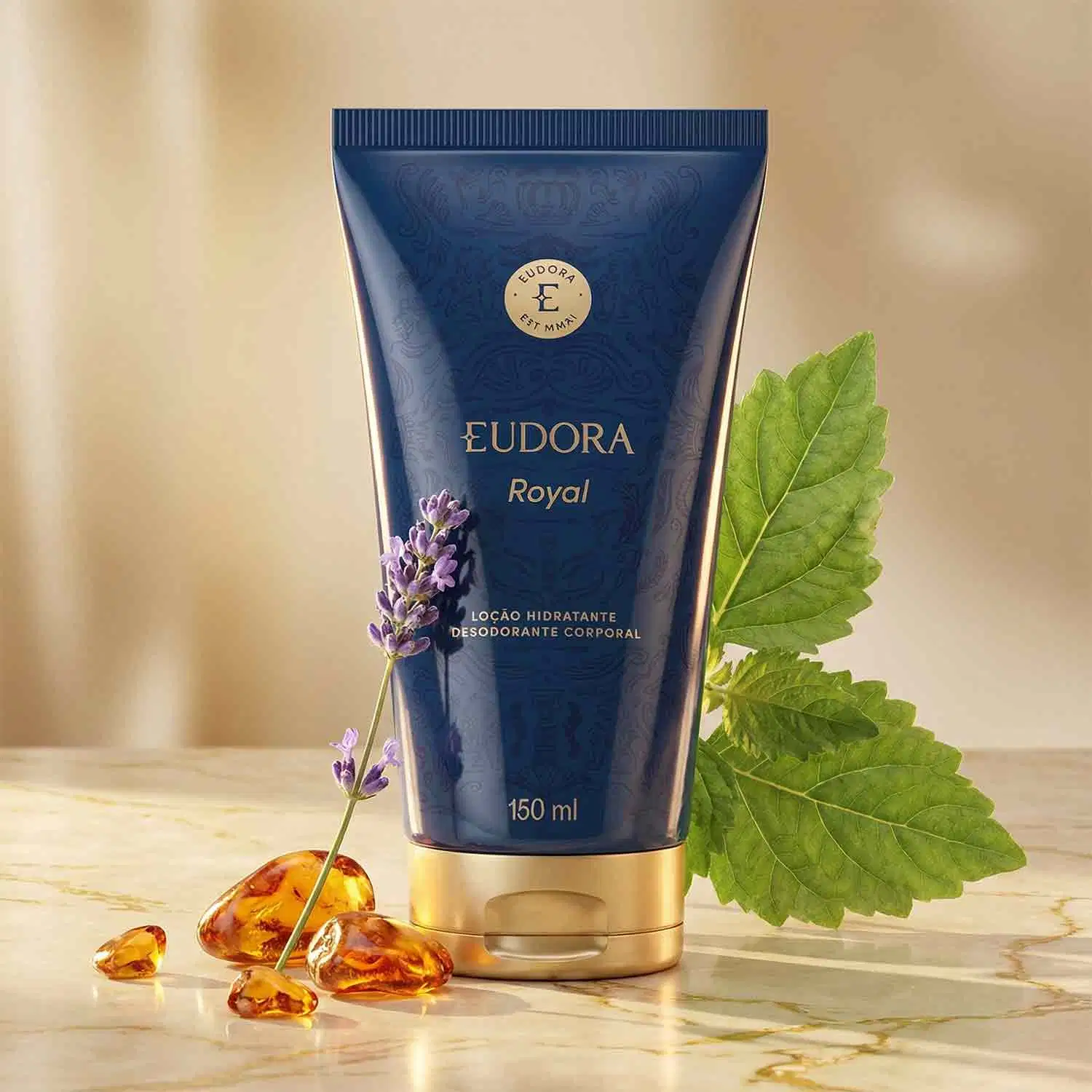 Ambiente de beleza elegante com embalagem da marca Eudora Royal, loção hidratante corporal, flores de lavanda e folhas verdes de patchouli e pedras de âmbar, em uma superfície de cor clara.