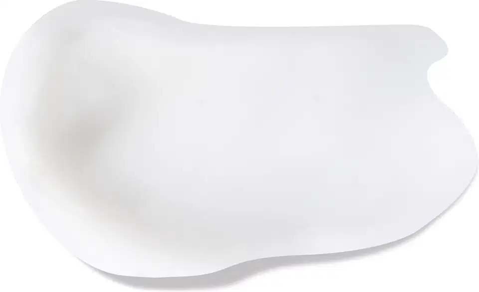 Textura suave, cremosa e brilhante, com uma aparência leitosa e uniforme. Sua consistência parece ser leve e delicada, indicando uma fórmula hidratante e nutritiva.