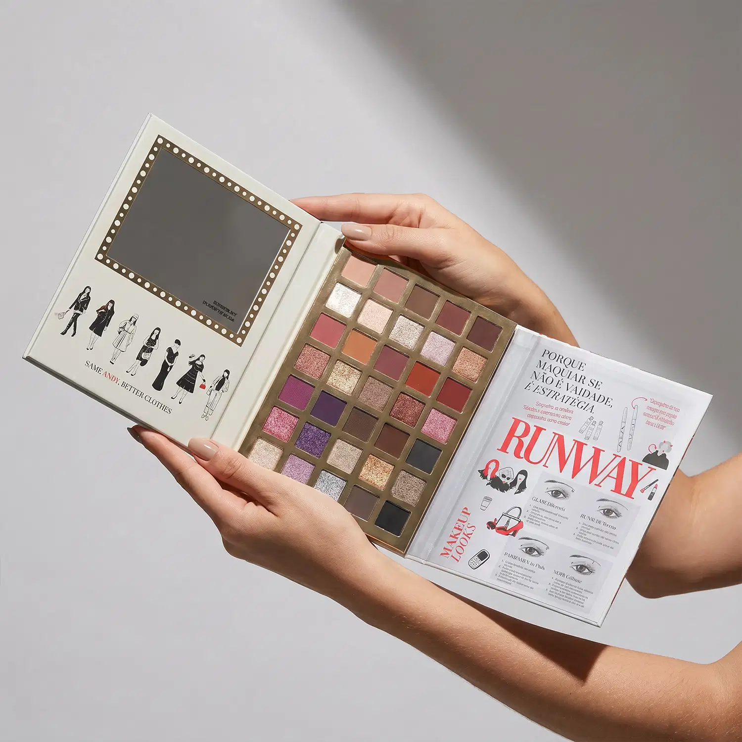 Paleta de sombras de olhos com 35 tons variados, embalada em uma caixa com ilustrações de moda. Revista de moda "Runway" de O Diabo Veste Prada aberta em três lados, exibindo informações sobre tendências e estilos.
