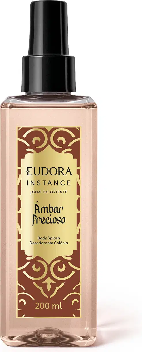 Frasco transparente com rótulo marrom e dourado da marca Instance, contendo item de perfumaria em body splash com fragrância de âmbar precioso, apresentado em posição frontal.