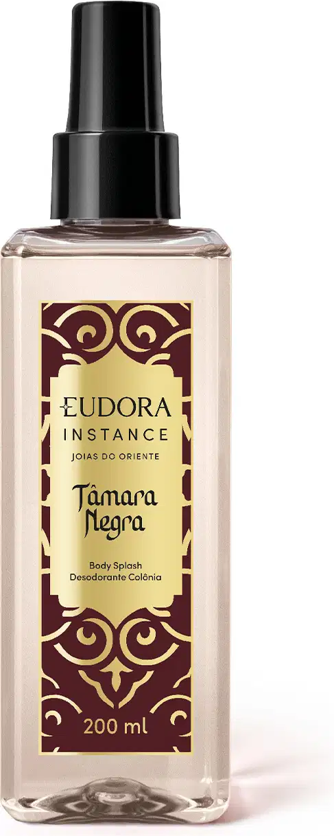 Frasco transparente com rótulo marrom e dourado da marca Instance, contendo item de perfumaria em body splash com fragrância de tâmara negra, apresentado em posição frontal.