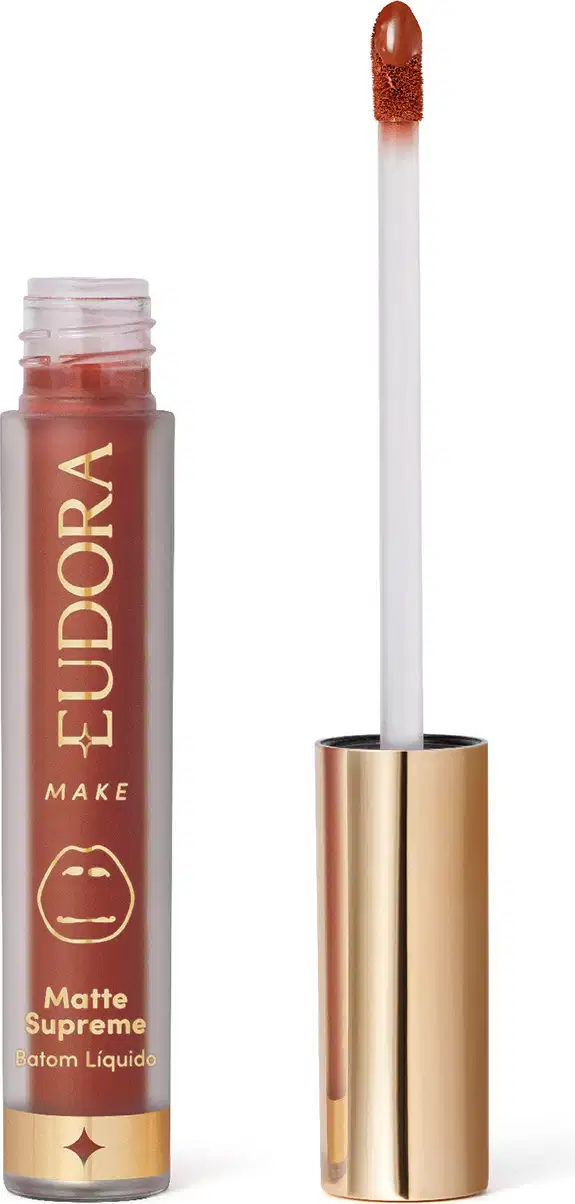 Frasco de item de maquiagem da marca Eudora Make, com aplicador em formato de pincel, contendo líquido de tonalidade canela. Embalagem escrita: Matte Supreme Batom Líquido.