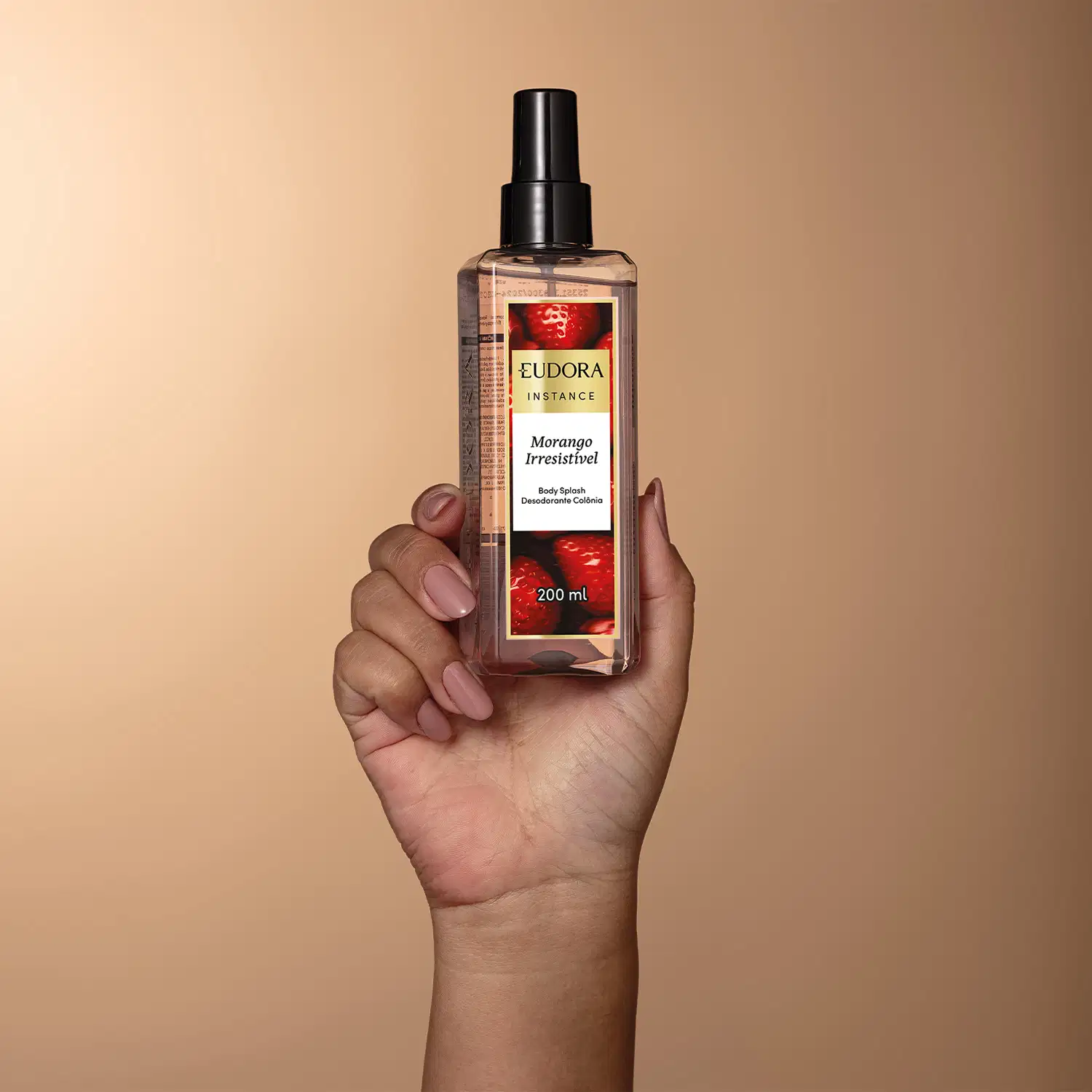 Frasco de body splash da marca Eudora Instance, com rótulo vermelho e texto "Morango Irresistível", contendo 200 ml do produto.