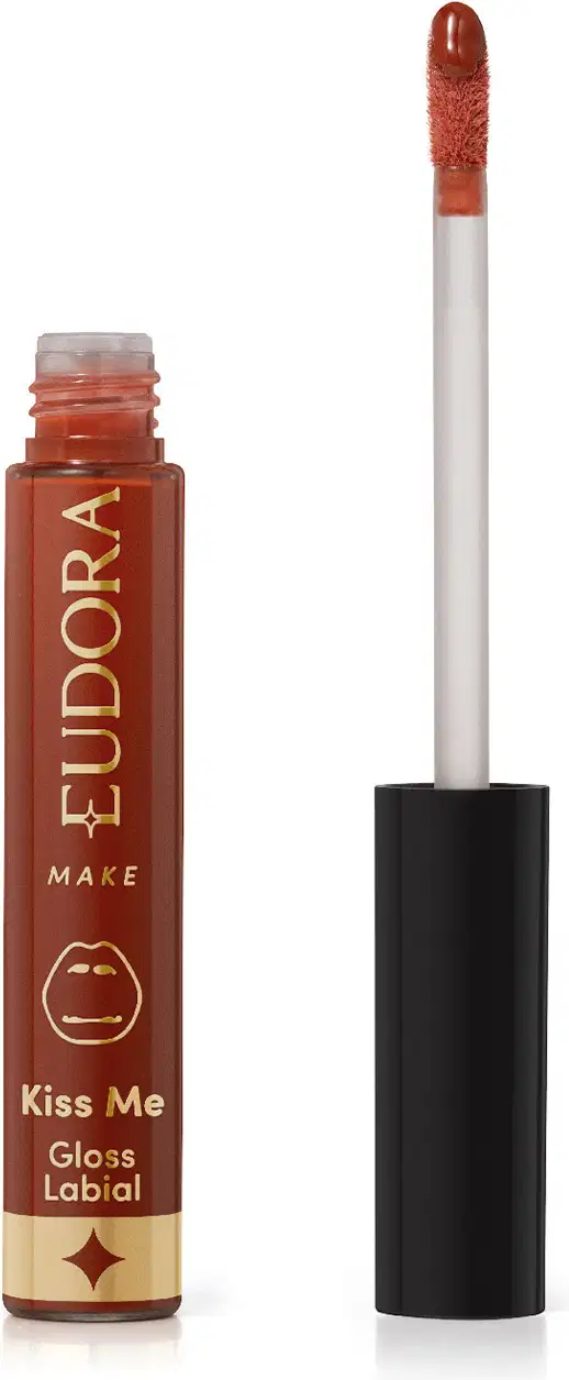 Frasco de gloss labial da marca Eudora Make, na cor canela, com aplicador em formato de pincel e rótulo com texto "Kiss Me Gloss Labial".
