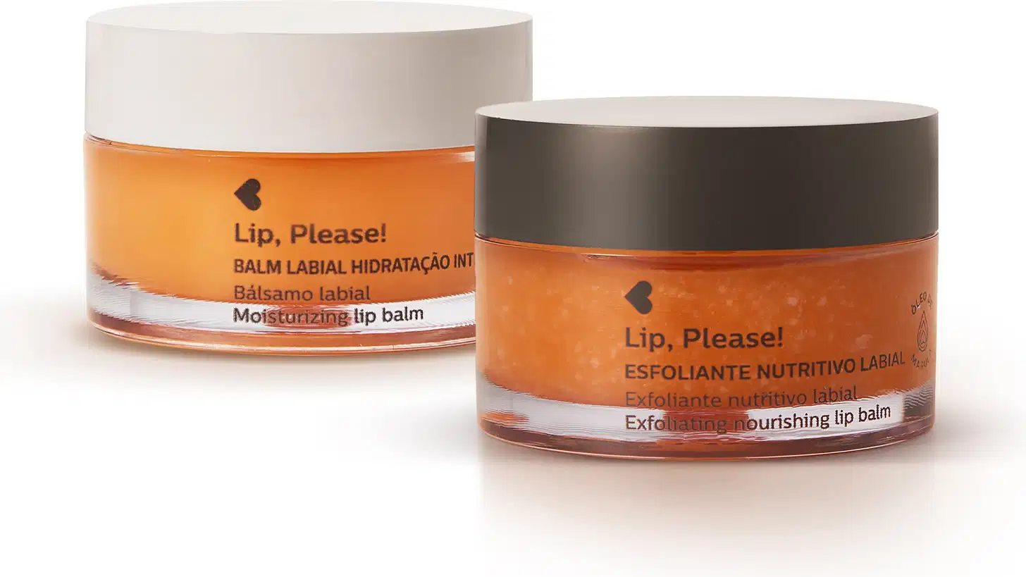 Dois potes da marca Lip, Please! Quem Disse, Berenice?, sendo um branco de balm labial de hidratação intensa e outro preto de esfoliante nutritivo labial, ambos com rótulo laranja e branco com letras pretas contendo 8g de produto.