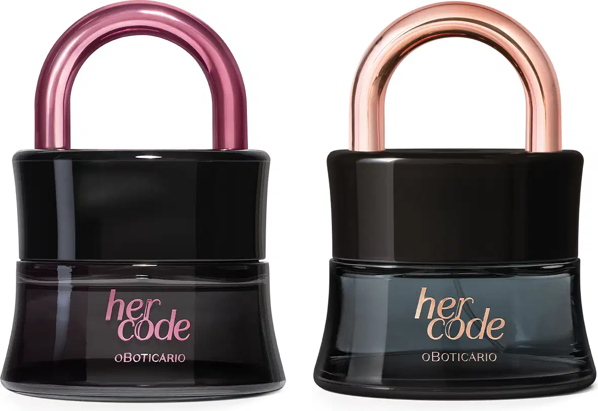 Dois vidros pretos em formato de cadeado contendo 50ml cada um, sendo um com arco e letras douradas da marca Her Code e outro com arco e letras rosa metalizado da marca Her Code Touch.
