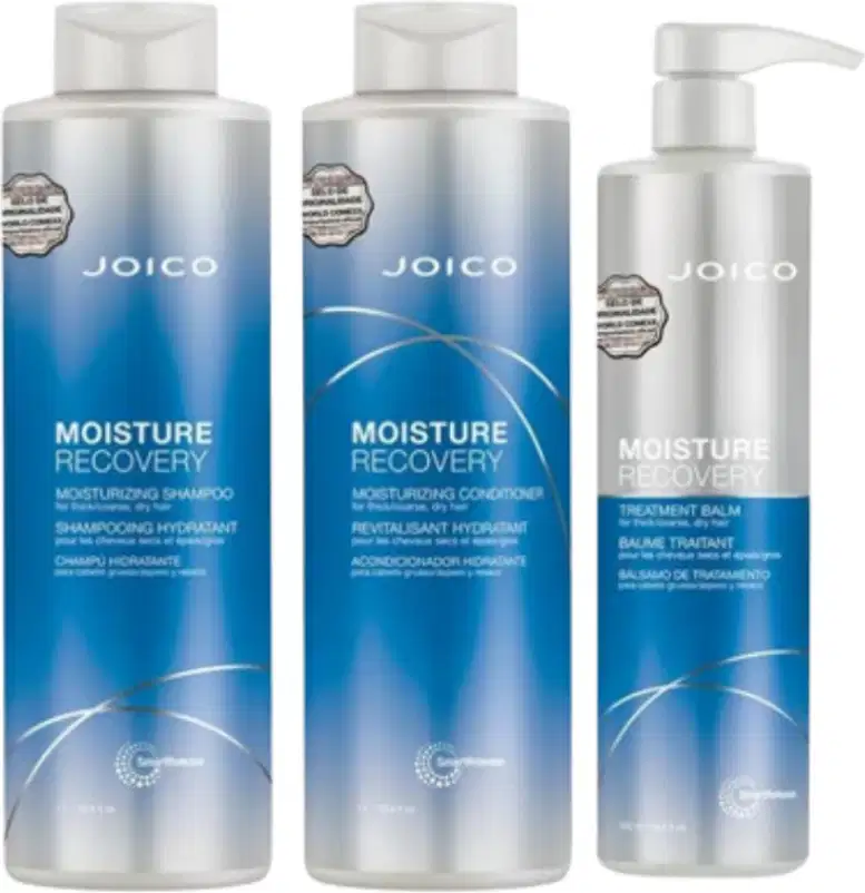 Três produtos da linha Moisture Recovery da marca Joico: shampoo, condicionador e bálsamo de tratamento, em embalagens plásticas com cores azul e branca, com rótulos destacando os benefícios de hidratação.