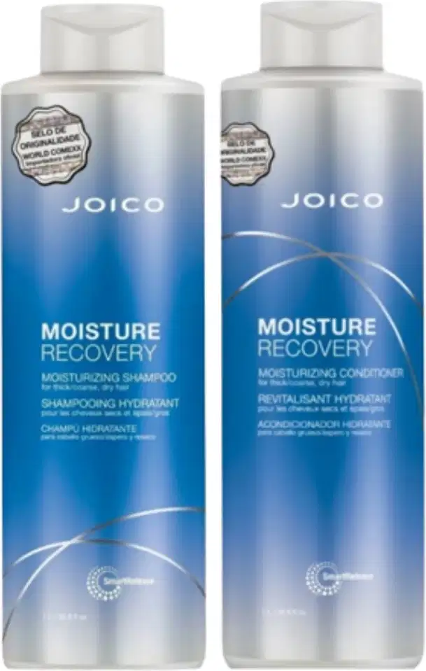 Dois frascos de produtos Joico da linha Moisture Recovery, um de shampoo e outro de condicionador, com embalagens em tons de azul e branco, rótulos com o nome da marca e informações sobre os produtos.