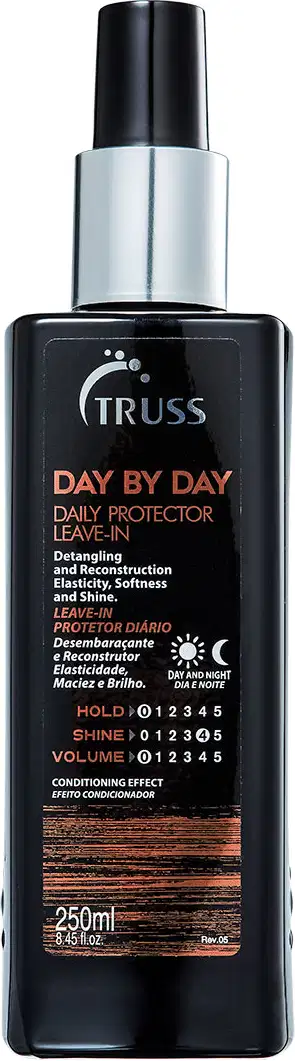 A imagem mostra um produto de cuidados capilares da marca Truss. É um leave-in diário chamado "Day by Day Daily Protector". O frasco é preto com detalhes laranjas e contém 250ml do produto.