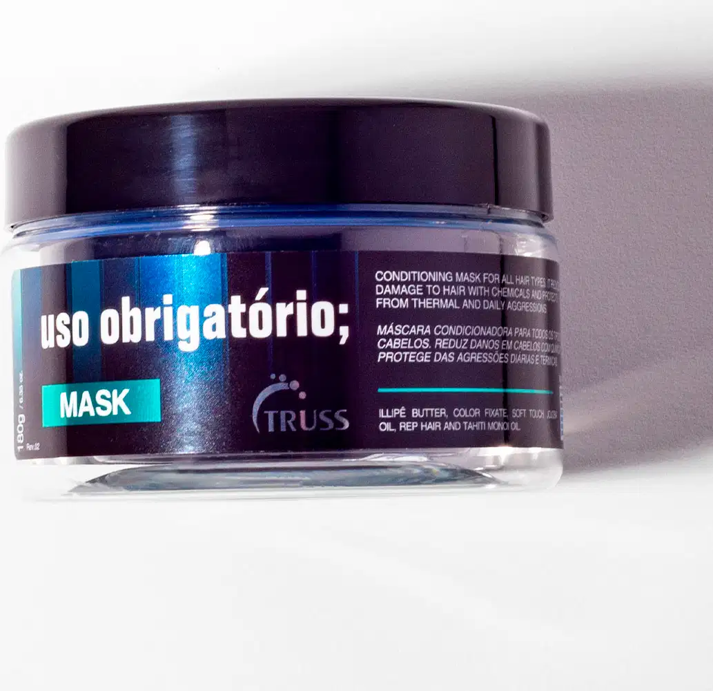 A imagem mostra em destaque a máscara capilar em um pote transparente, permitindo ver o produto dentro. A embalagem tem o nome do produto em português "uso obrigatório; MASK".