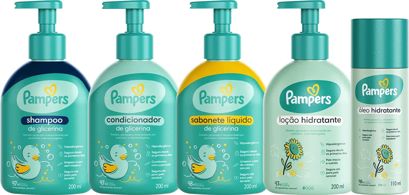 A imagem traz shampoo, condicionador, sabonete líquido, loção hidratante e óleo hidratante da Pampers. Todos dispostos lado a lado em fileira em embalagens de cor verde clara com ilustrações infantis de flor e pato.