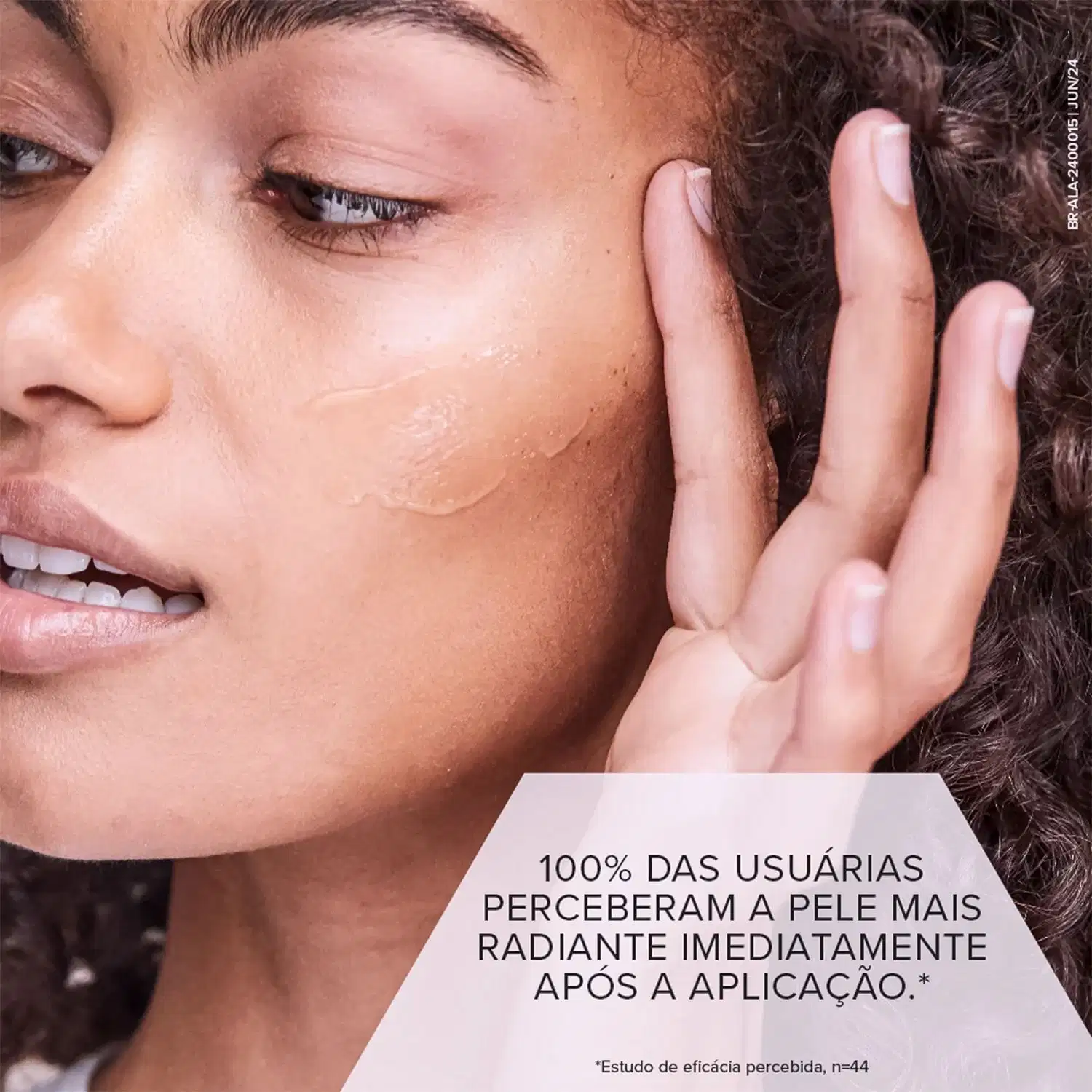 A imagem mostra um close-up do rosto sorridente de uma pessoa, com pele saudável e radiante. Há um texto em destaque que diz: "100% das usuárias perceberam a pele mais radiante imediatamente após a aplicação."