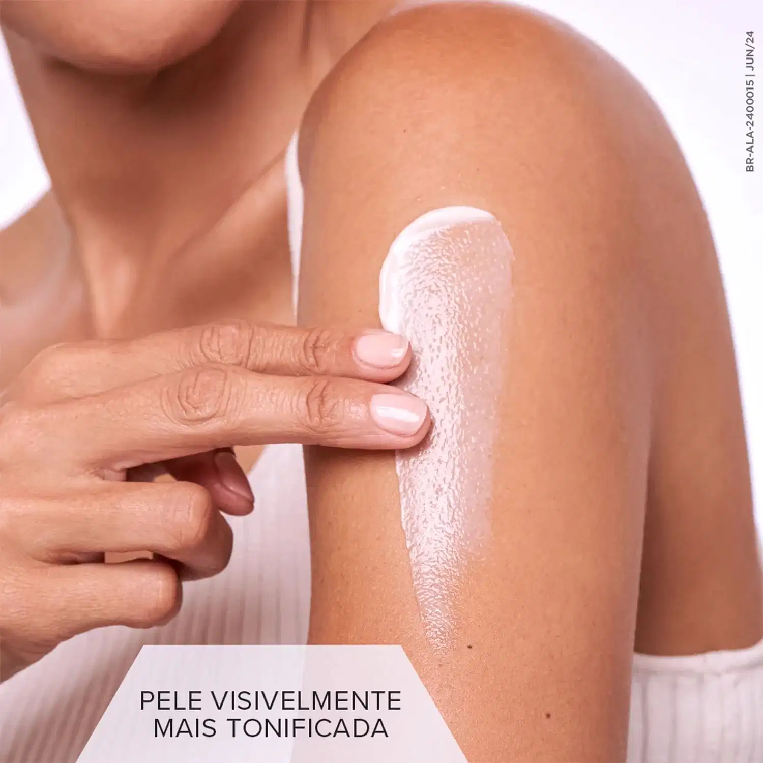 A imagem mostra uma mulher aplicando o produto no seu braço. O texto na imagem indica que o produto visa deixar a pele visivelmente mais tonificada.