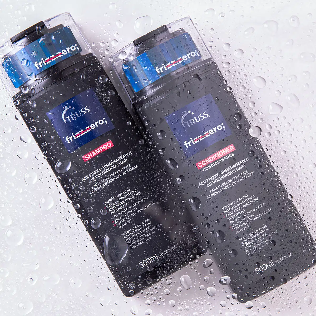 Produtos para cabelo da marca Truss, embalagens plásticas transparentes retangulares. Dois frascos de shampoo de 300ml cada, com rótulos azuis e vermelhos contendo informações do produto como "Shampoo" e "Condicionador para frizz".