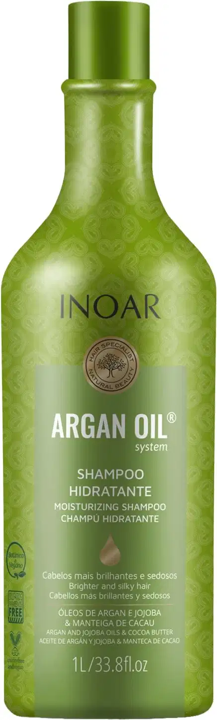 Shampoo hidratante da linha Argan Oil da marca Inoar. Embalagem em frasco plástico verde transparente com detalhes em relevo. Rótulo com o nome do produto "Argan Oil System Shampoo Hidratante".